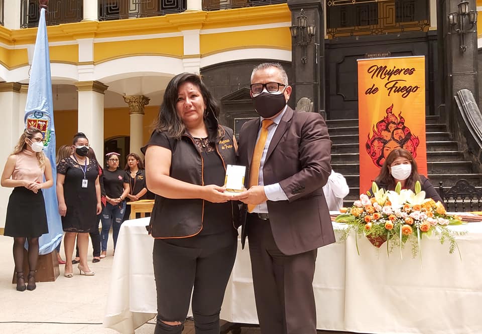 Colectivo Mujeres de Fuego reconoce a Nelson Cox por su invaluable e incansable lucha a favor de las mujeres víctimas de violencia