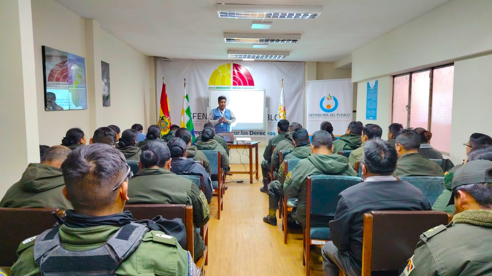 DEFENSORÍA DEL PUEBLO FORTALECE FORMACIÓN DEL POLÍCIA DEL BICENTENARIO CON ENFOQUE EN DD.HH. CON TALLER SOBRE CULTURA DE PAZ