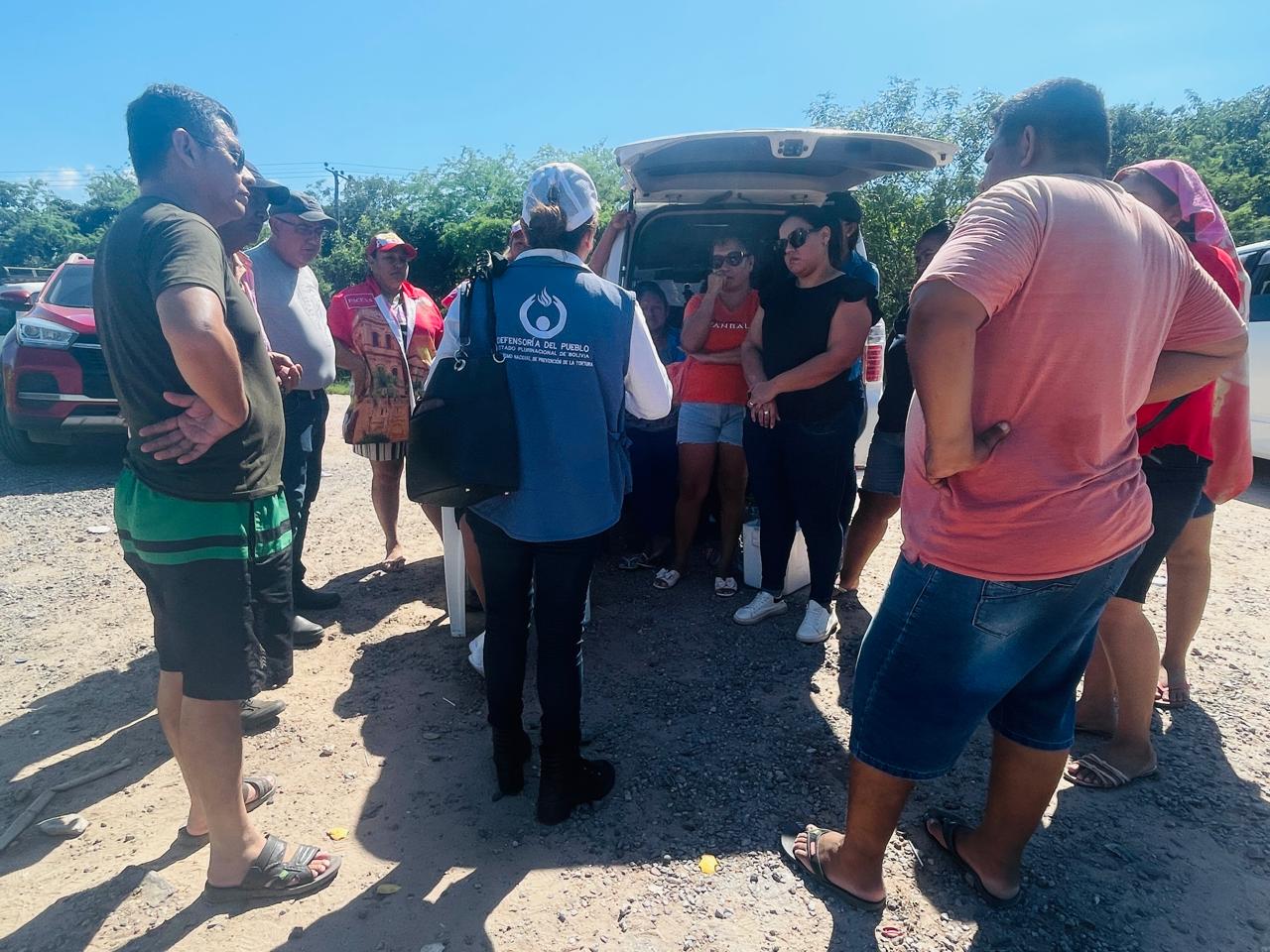 PADRES DE FAMILIA LEVANTAN BLOQUEO EN PUERTO SUÁREZ TRAS MEDIACIÓN DE LA DEFENSORÍA DEL PUEBLO