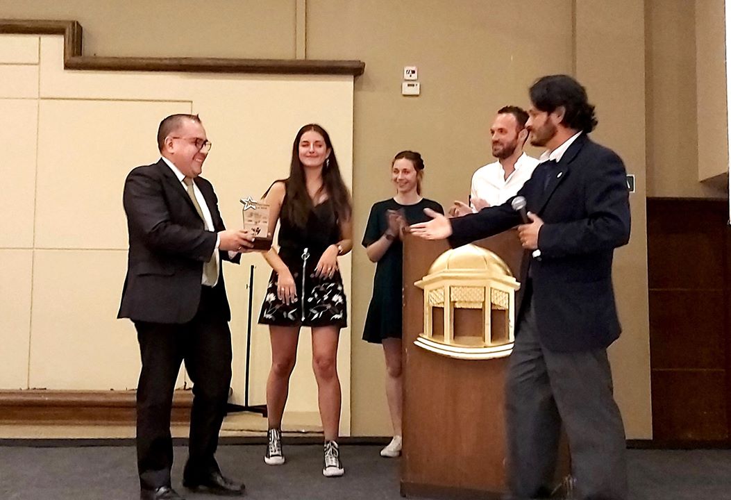 NELSON COX MAYORGA ES RECONOCIDO POR LA FUNDACIÓN BOLIVIA DIGNA-VOLUNTARIADO LA SALLE POR LA DEFENSA Y PROTECCIÓN DE LOS DD.HH.