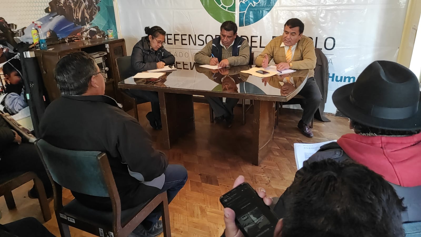 EN ORURO, DEFENSORÍA DEL PUEBLO Y UNA COMISIÓN JURÍDICA DE LA FEDERACIÓN DE CHOFERES SAN CRISTÓBAL, EVALUARAN EL AVANCE INVESTIGATIVO DEL CASO DE TRANSPORTISTAS DETENIDOS