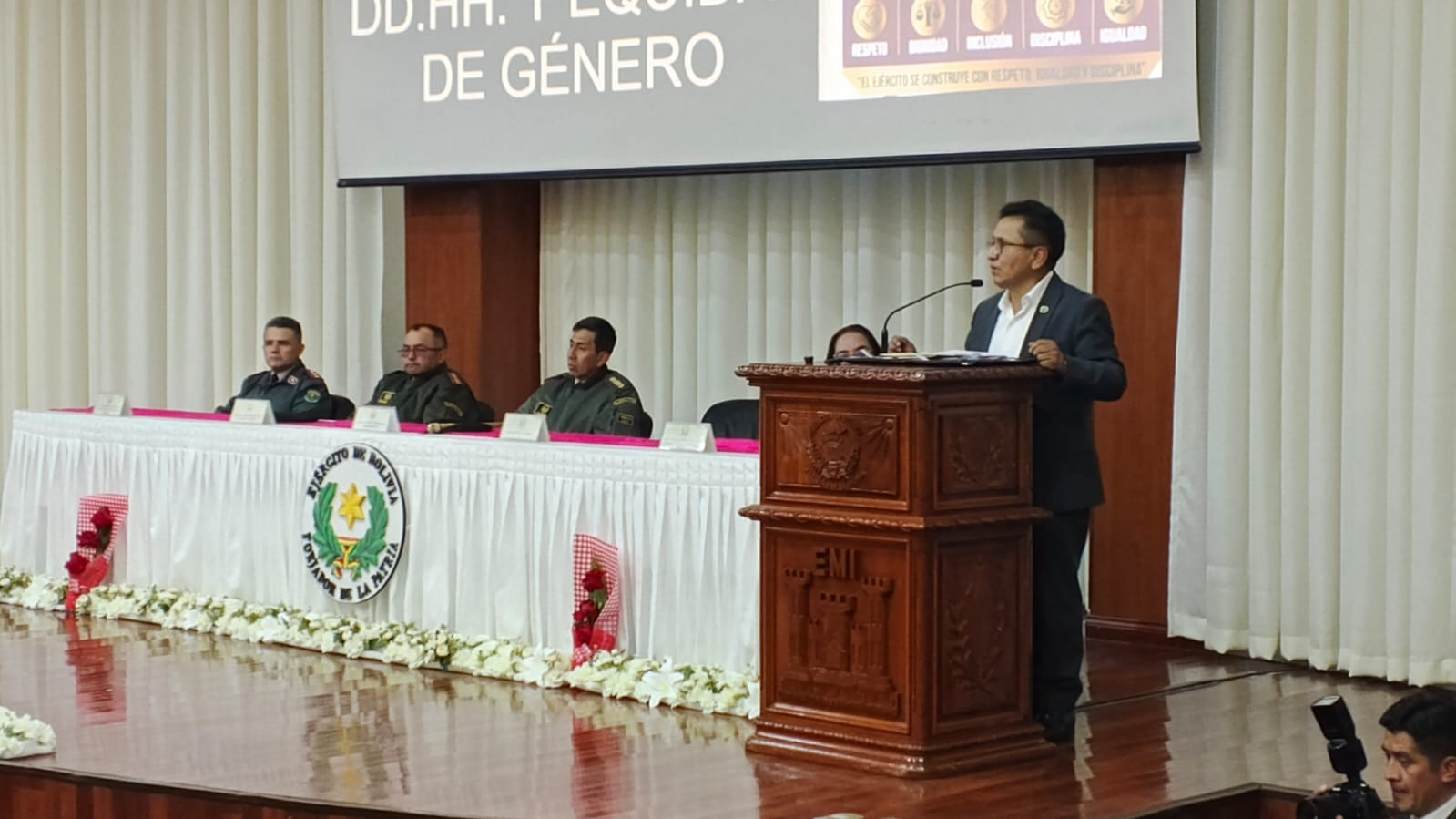 Defensor del Pueblo afirma que militares son sujetos de derechos y pide reforzar la dignidad en el ámbito castrense