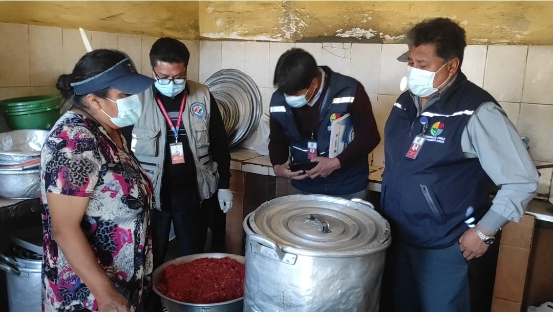 EN ORURO, DEFENSORÍA DEL PUEBLO REALIZA INSPECCIÓN CONJUNTA CON EL SEDES PARA VERIFICAR LA MANIPULACIÓN Y PREPARACIÓN DE LOS ALIMENTOS EN EL PENAL DE SAN PEDRO