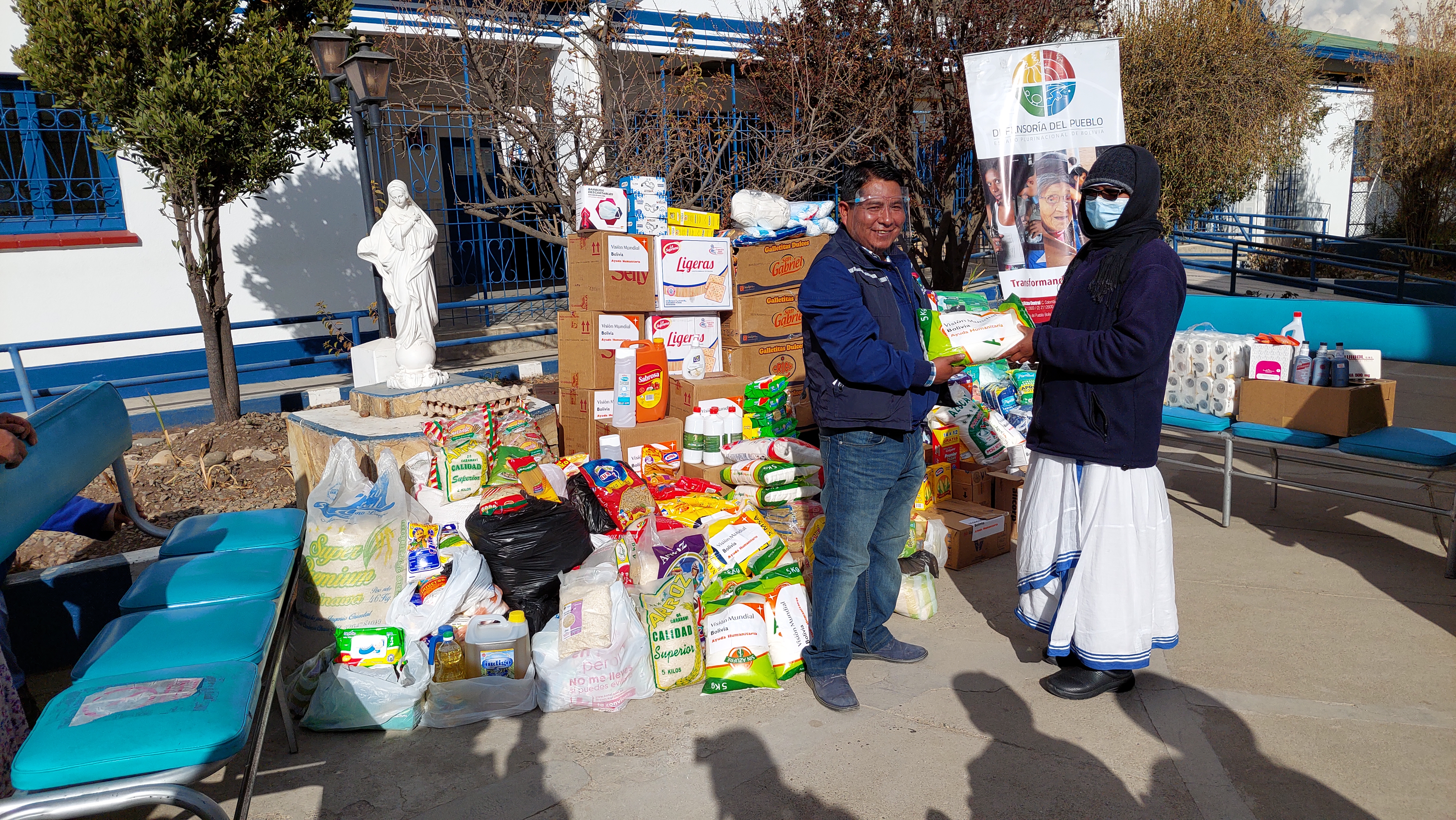 Defensoría del Pueblo entrega donaciones recibidas a las casas de acogida de adultos mayores San Martín y María Reyna de la ciudad El Alto