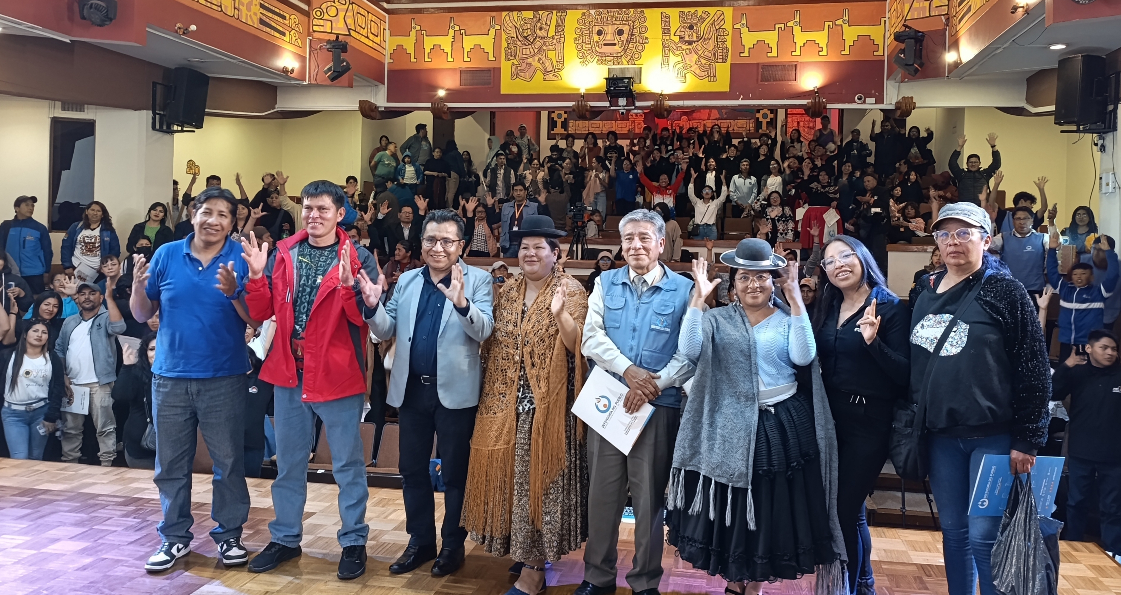 DEFENSORÍA DEL PUEBLO CONCLUYE CON ÉXITO EL 5º FESTIVAL CULTURAL DE ARTES EN LENGUA DE SEÑAS BOLIVIANA Y EXHORTA AL ESTADO REGLAMENTAR LA LEY Nº 1658