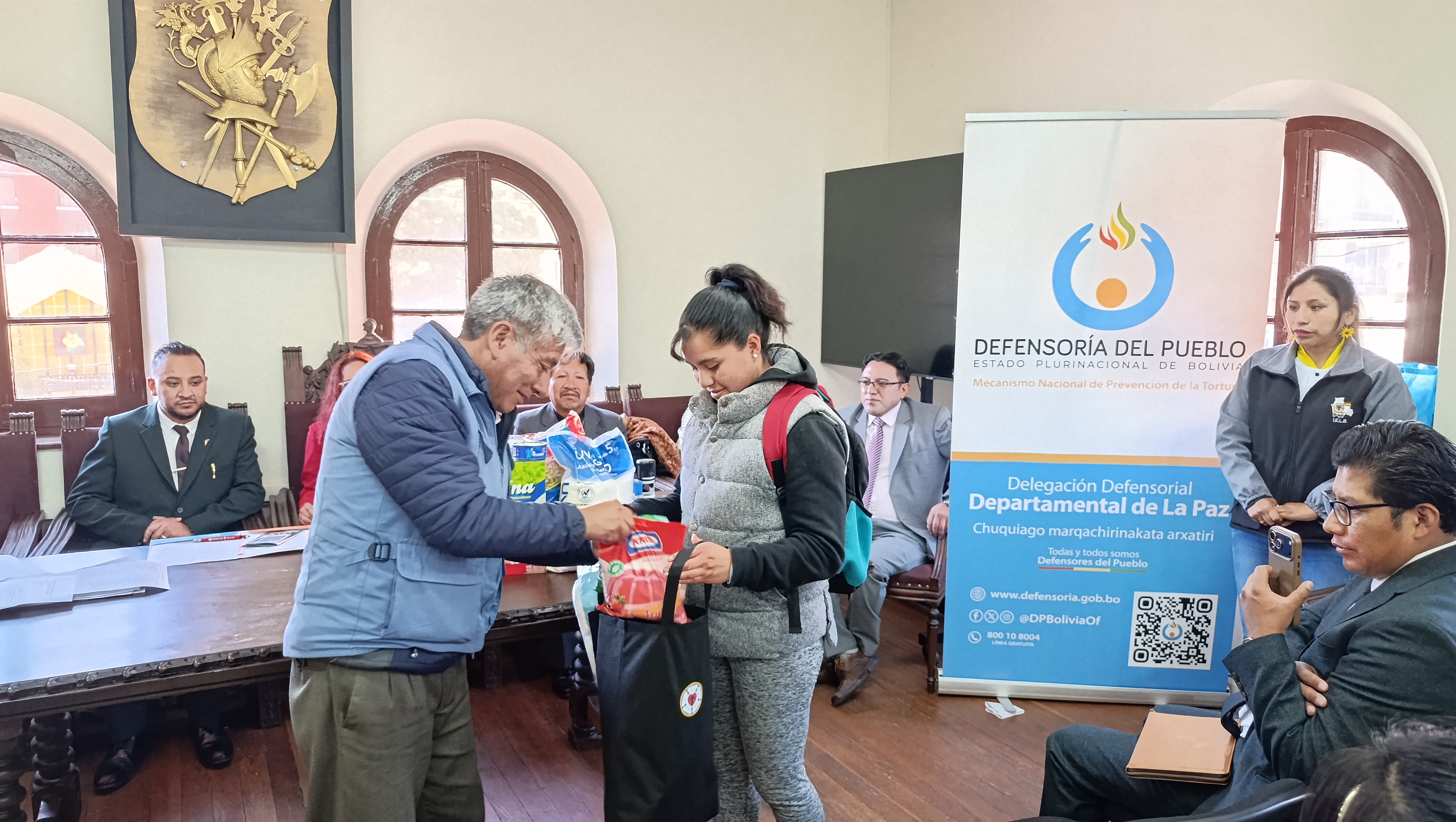 DEFENSORÍA DEL PUEBLO COADYUVA EN LA ENTREGA DE AYUDA HUMANITARIA A POBLACIONES EN SITUACIÓN DE VULNERABILIDAD DE LA PAZ