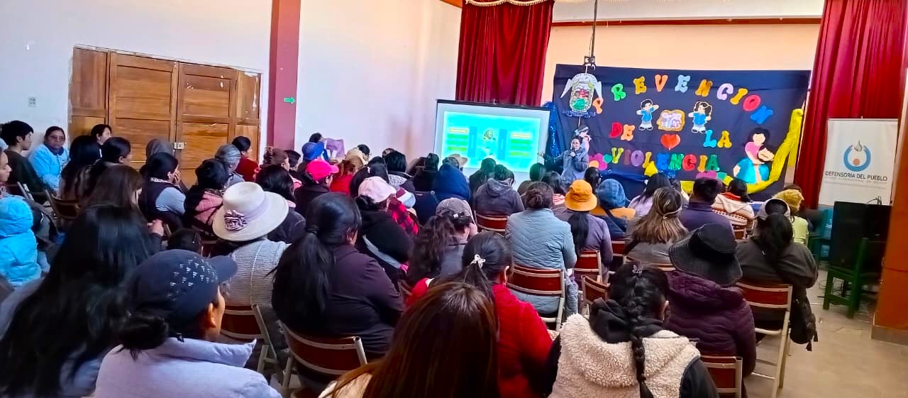 EL ALTO: DEFENSOR DEL PUEBLO FORTALECE PREVENCIÓN DE LA VIOLENCIA Y LA CULTURA DE PAZ EN MADRES Y PADRES DE FAMILIA DE LA U.E. MARTÍN CÁRDENAS