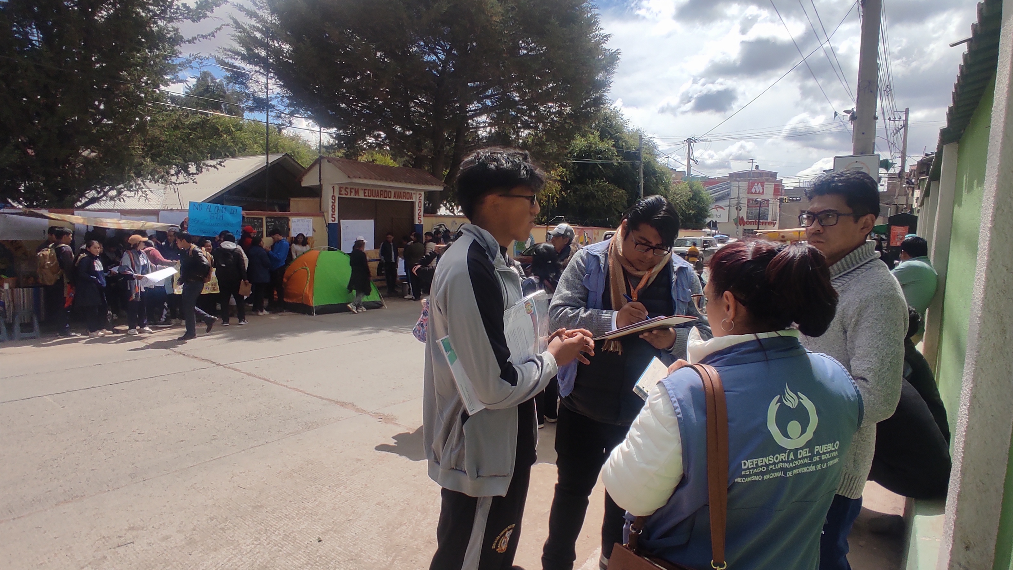 DEFENSORÍA DEL PUEBLO MONITOREA TOMA DE INSTALACIONES DE LA ESFM “EDUARDO ABAROA” EN RECHAZO A RESOLUCIÓN MINISTERIAL