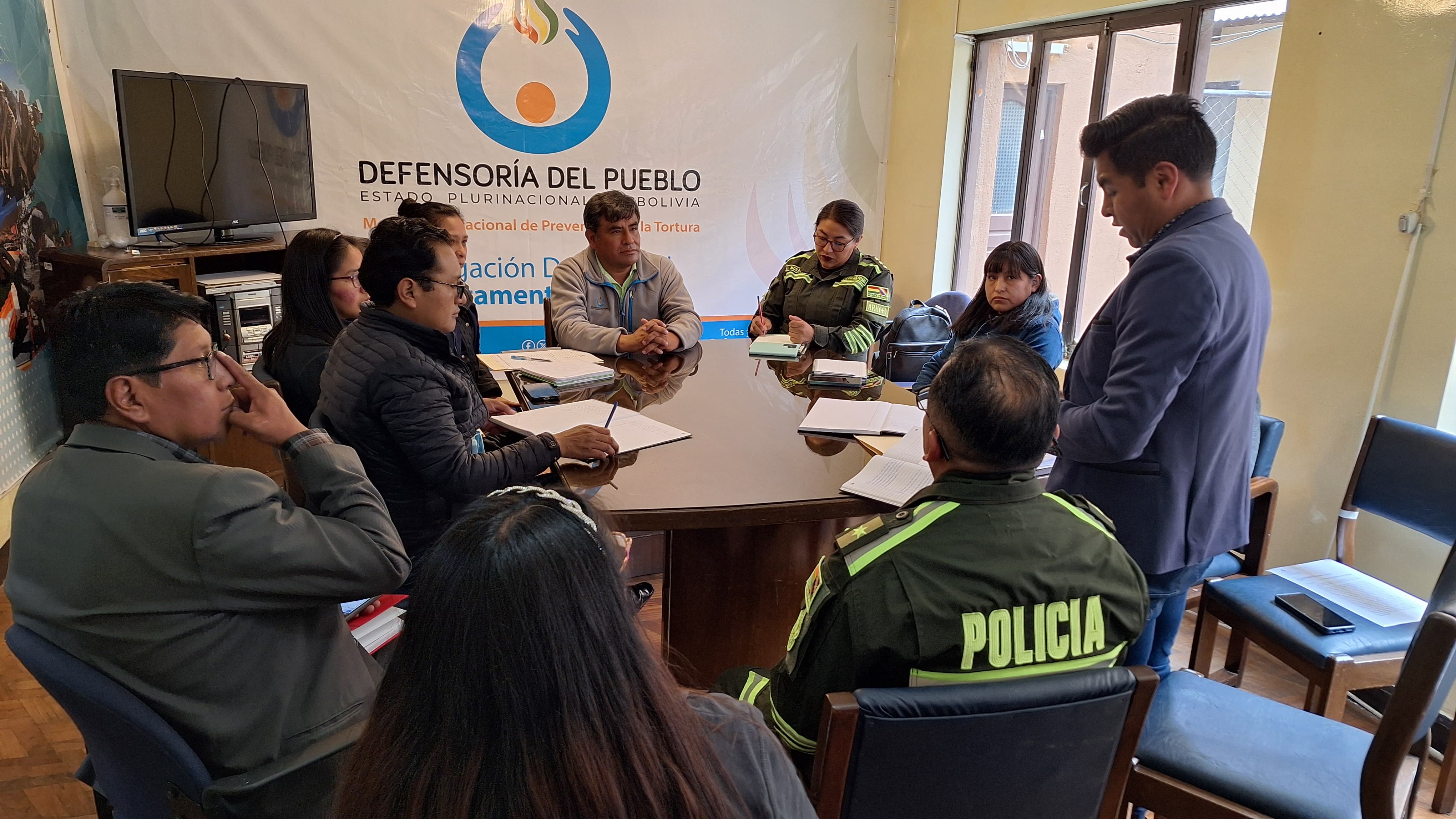 DEFENSORÍA DEL PUEBLO EN ORURO GESTIONA MAYOR SEGURIDAD Y AGILIDAD PROCESAL EN RECINTOS PENITENCIARIOS