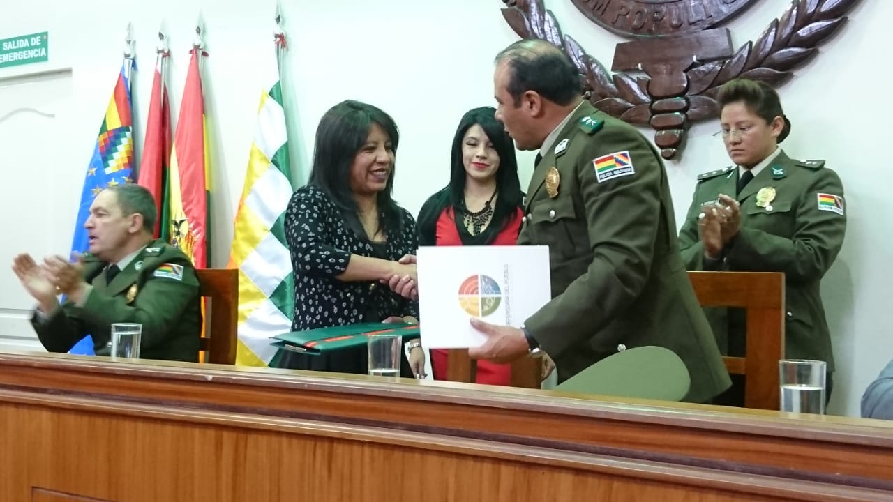 DEFENSORÍA DEL PUEBLO Y LA UNIPOL FIRMAN CONVENIO PARA IMPLEMENTAR LA FORMACIÓN EN DDHH A MIEMBROS DE LA POLICÍA BOLIVIANA