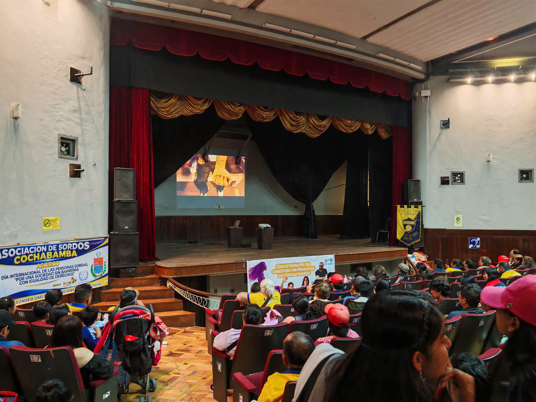 COCHABAMBA CELEBRA EL 5.º FESTIVAL CULTURAL DE ARTES EN LENGUA DE SEÑAS BOLIVIANA: UN ENCUENTRO POR LA INCLUSIÓN Y LA DIGNIDAD