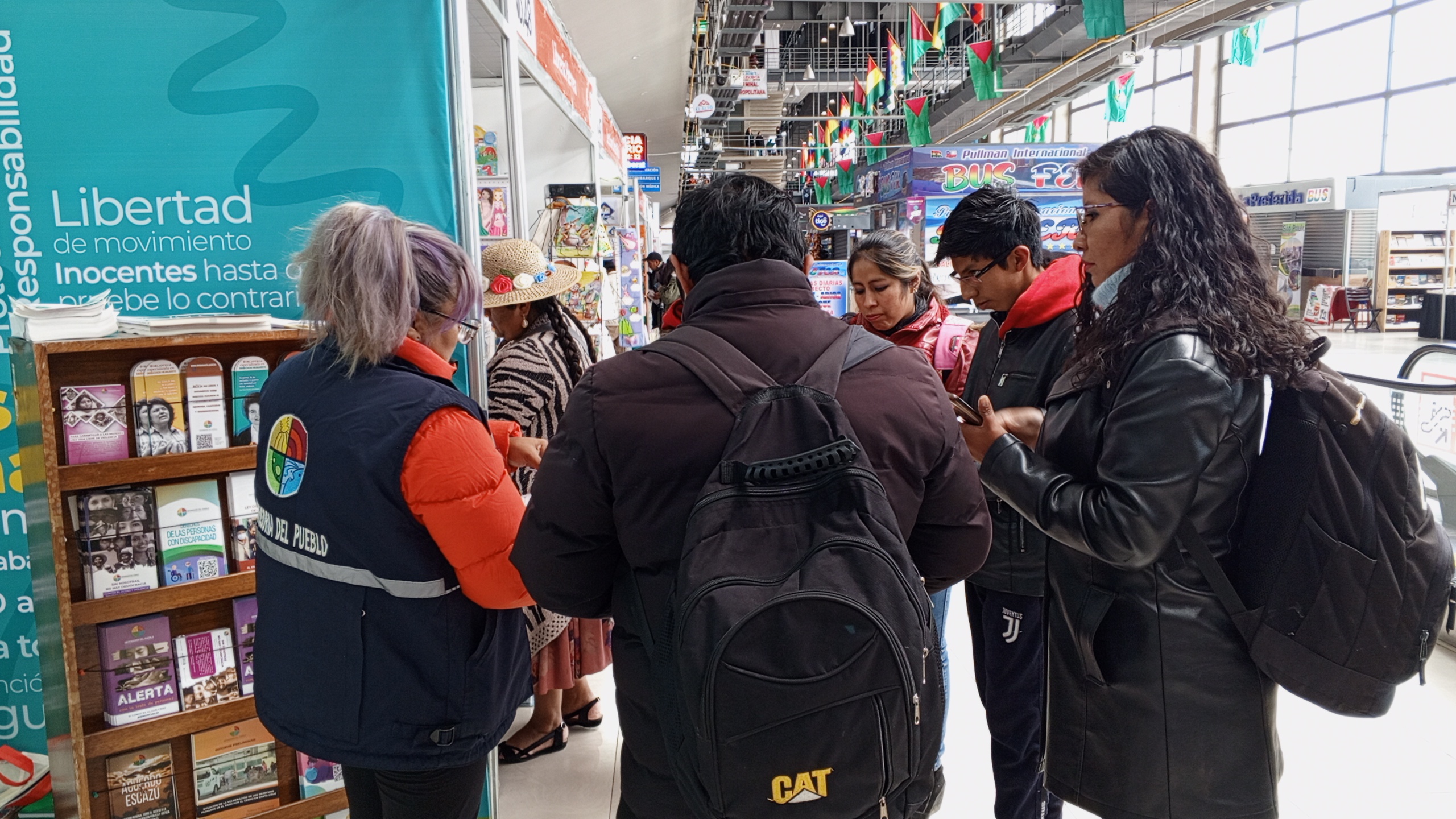 EL ALTO:  STAND DE LA DEFENSORÍA DEL PUEBLO REGISTRÓ MASIVA ASISTENCIA DE VISITANTES EN LA FERIA INTERNACIONAL DEL LIBRO