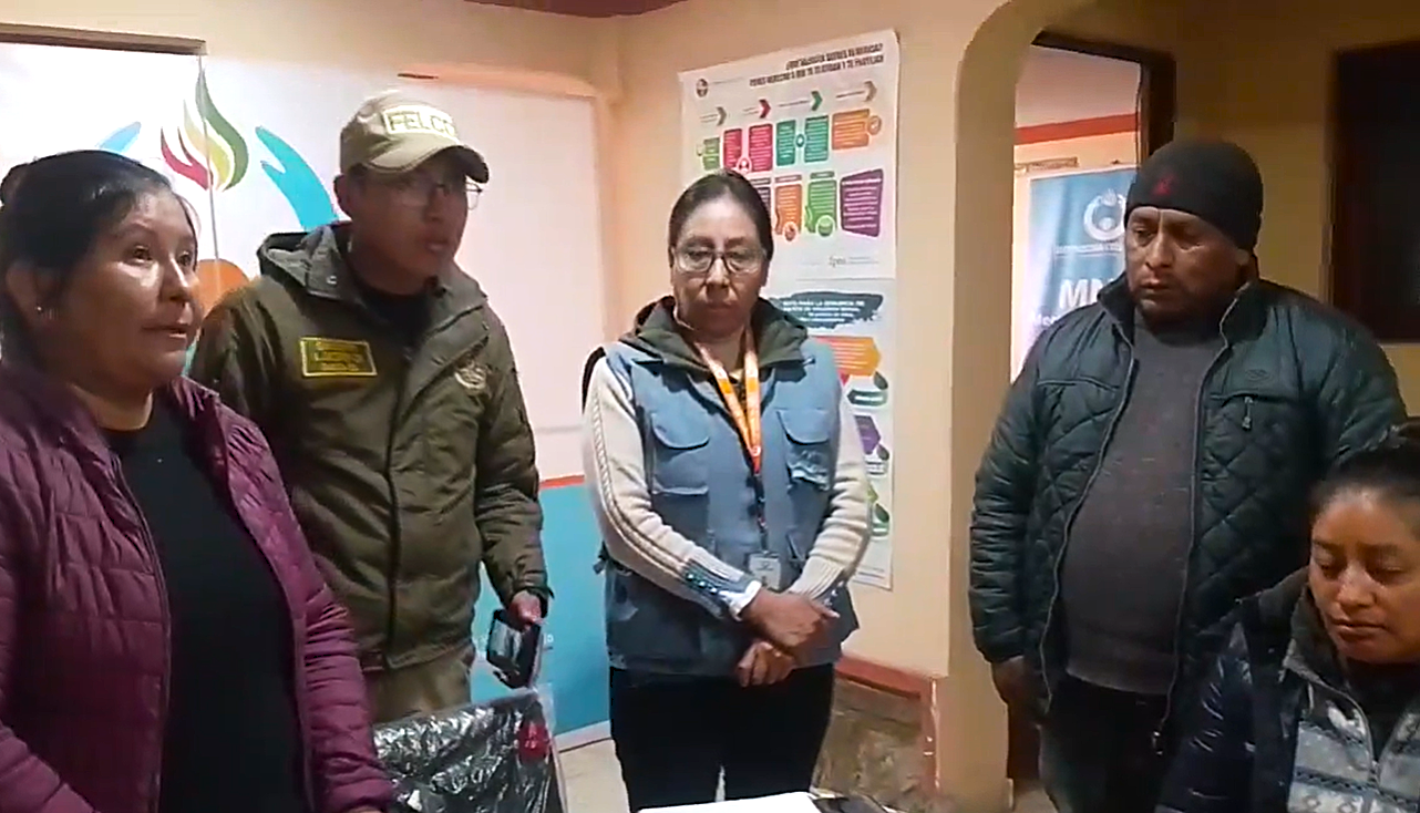 CON APOYO DE LA DEFENSORÍA DEL PUEBLO, PAREJA DE ADULTOS MAYORES RECUPERA MÁS DE BS 6.000 OLVIDADOS EN UN TAXI EN VILLAZÓN
