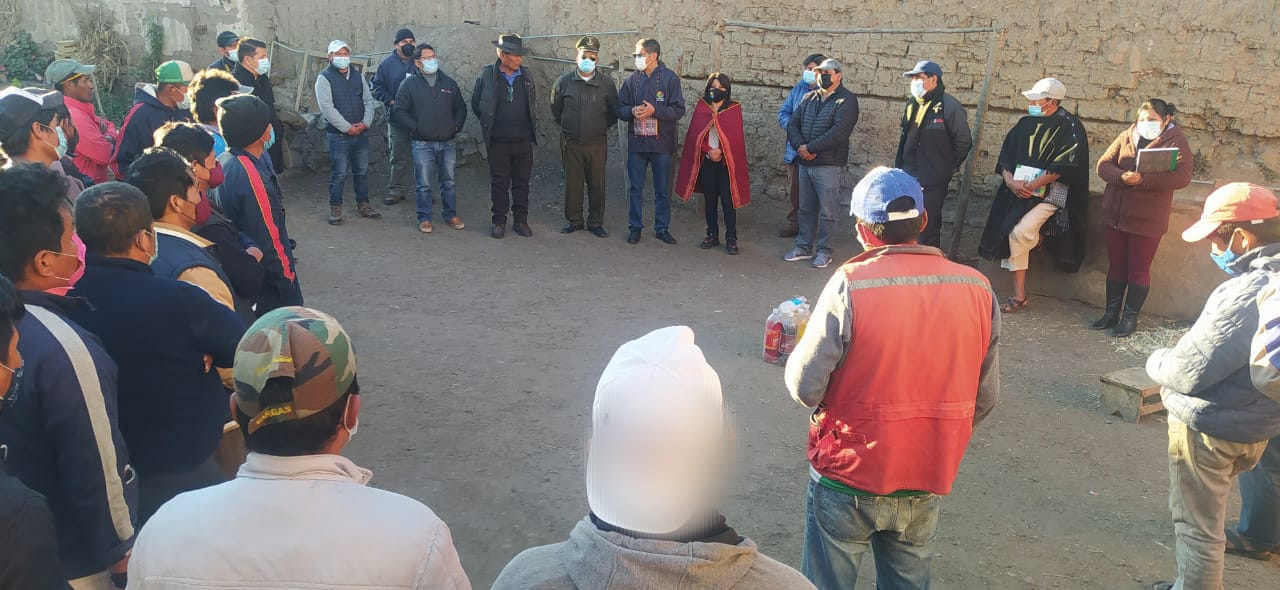 Defensoría del Pueblo entrega importante lote de libros a personas privadas de libertad de la Carceleta de Tarabuco, como parte del programa “Libros por Rejas”