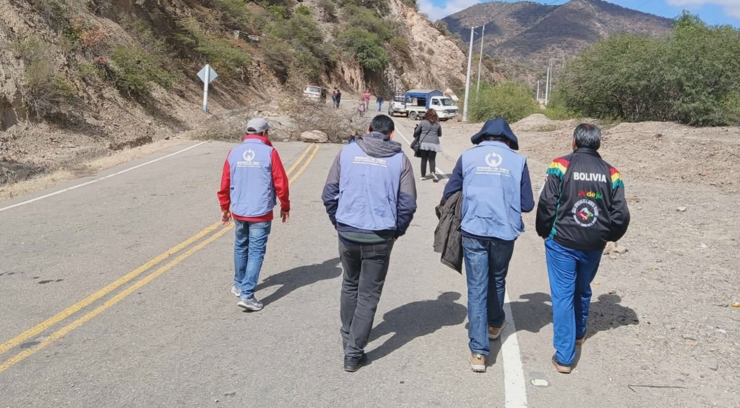 Defensoría del Pueblo gestiona el paso de insumos médicos y casos de emergencia en puntos de bloqueo en Chuquisaca