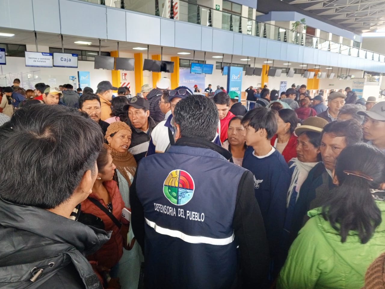 GESTIONES DEL DEFENSOR DEL PUEBLO PERMITEN QUE SE HABILITEN VUELOS SOLIDARIOS HACIA COCHABAMBA Y SANTA CRUZ