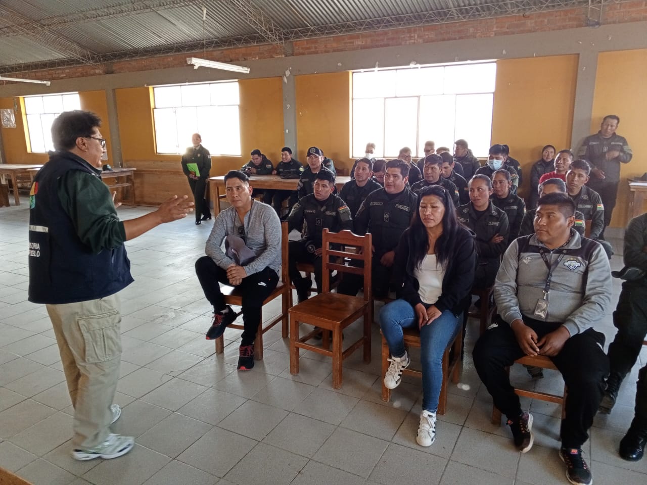 DEFENSORÍA DEL PUEBLO EN ORURO CAPACITA A EFECTIVOS DEL COMANDO DEPARTAMENTAL DE POLICÍA SOBRE TORTURA Y OTROS TRATOS CRUELES A PERSONAL ADMINISTRATIVO Y DE SEGURIDAD DE LOS PENALES SAN PEDRO Y LA MERCED