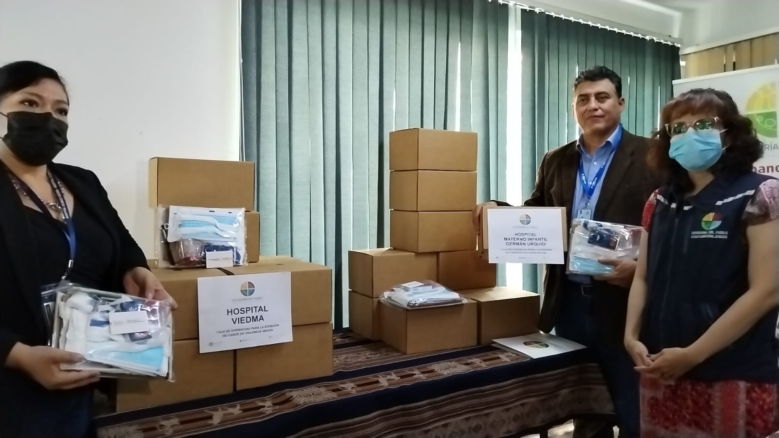 LA DEFENSORÍA DEL PUEBLO ENTREGA 20 “CAJAS DE EVIDENCIAS” A DOS ESTABLECIMIENTOS DE SALUD EN COCHABAMBA