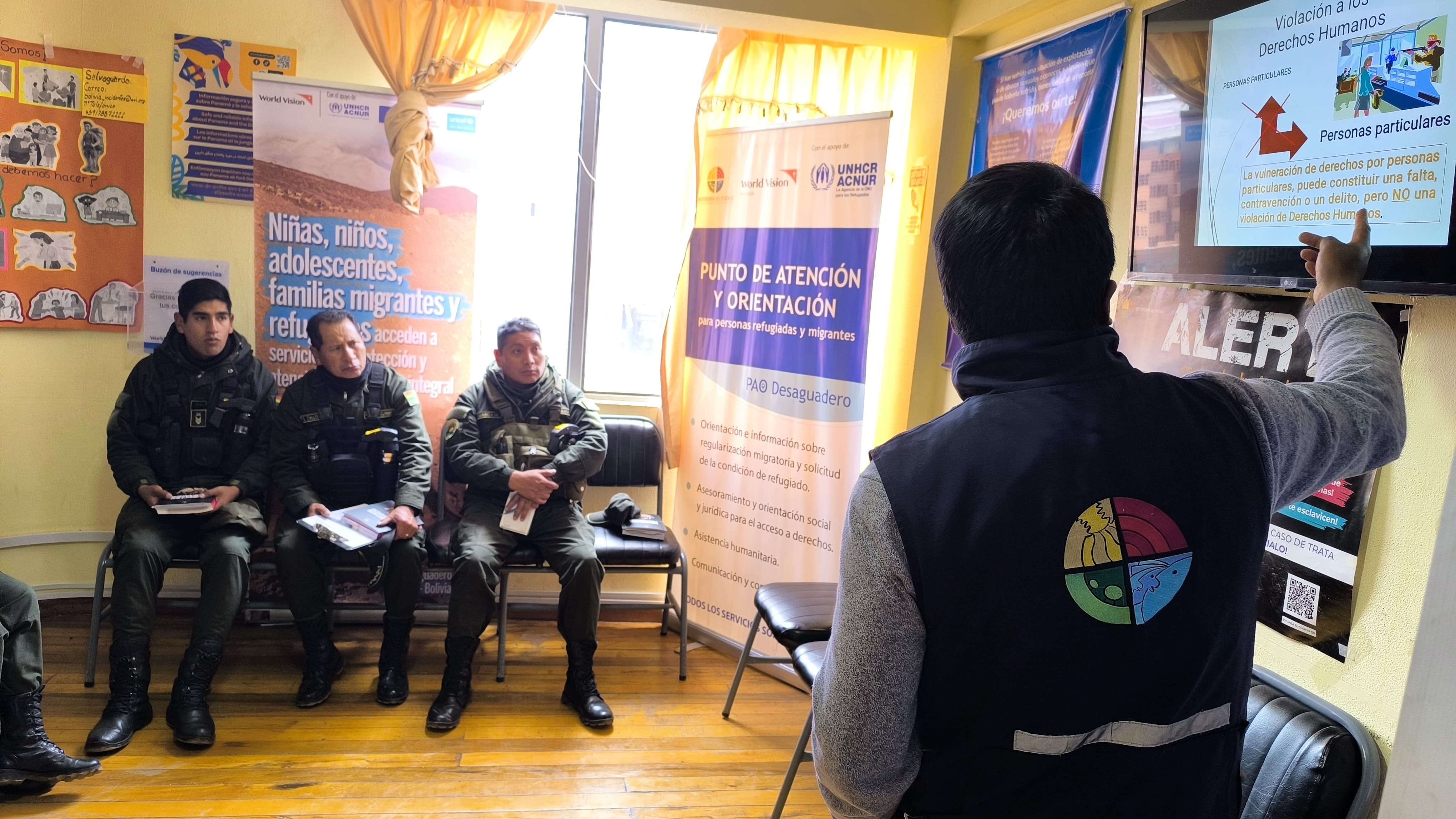 DEFENSORÍA DEL PUEBLO CAPACITA A POLICIA FRONTERIZA DE DESAGUADERO EN DD.HH., LA LEY 870 DEL DEFENSOR DEL PUEBLO Y EL MECANISMO DE PREVENCIÓN DE LA TORTURA