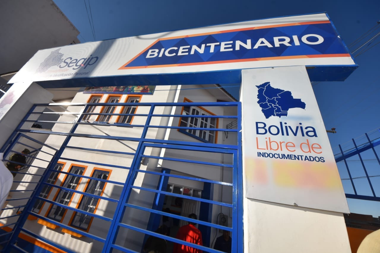 Defensoría del Pueblo viabiliza obtención de doble nacionalidad y regularización migratoria de ciudadana chilena hija de bolivianos