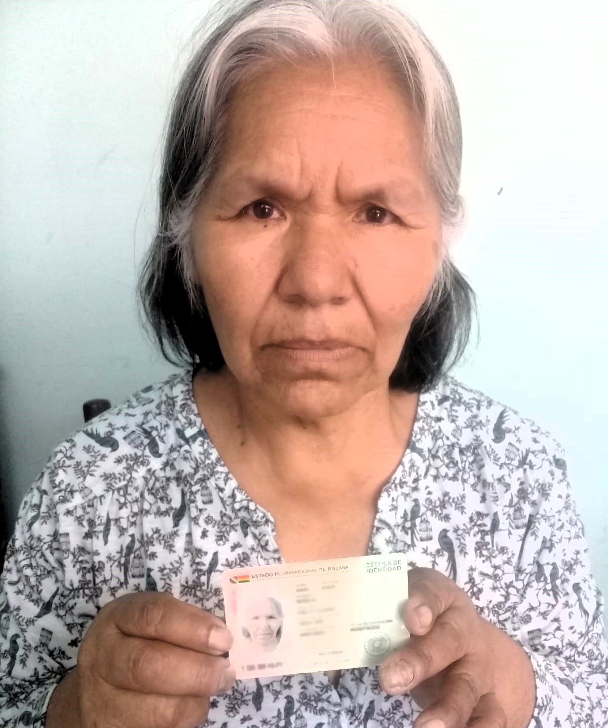 A sus 63 años de edad, Adulta mayor obtiene por primera vez un certificado de nacimiento y una cédula de identidad