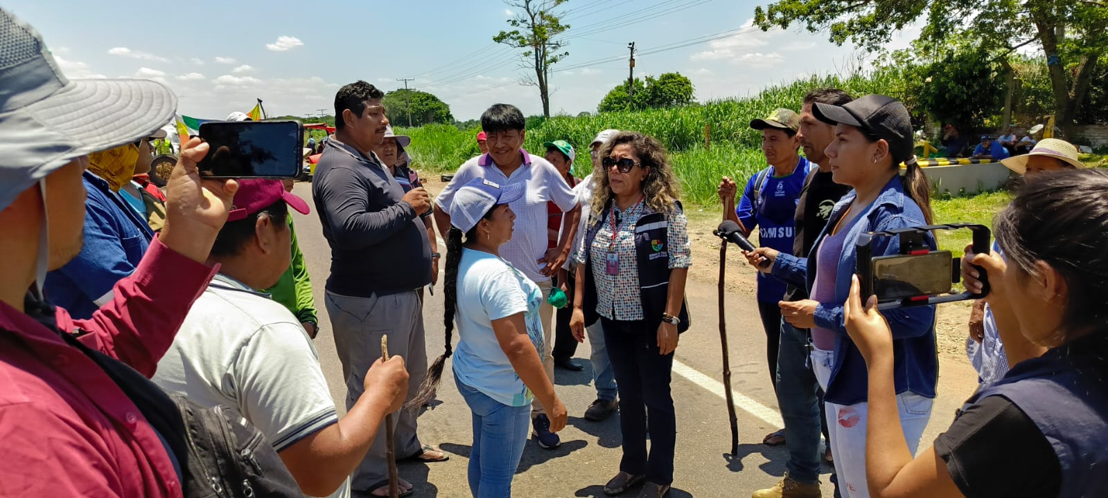 Comunarios de Santa Rosa acuerdan “pausa solidaria” en punto de bloqueo y permiten circulación de motorizados