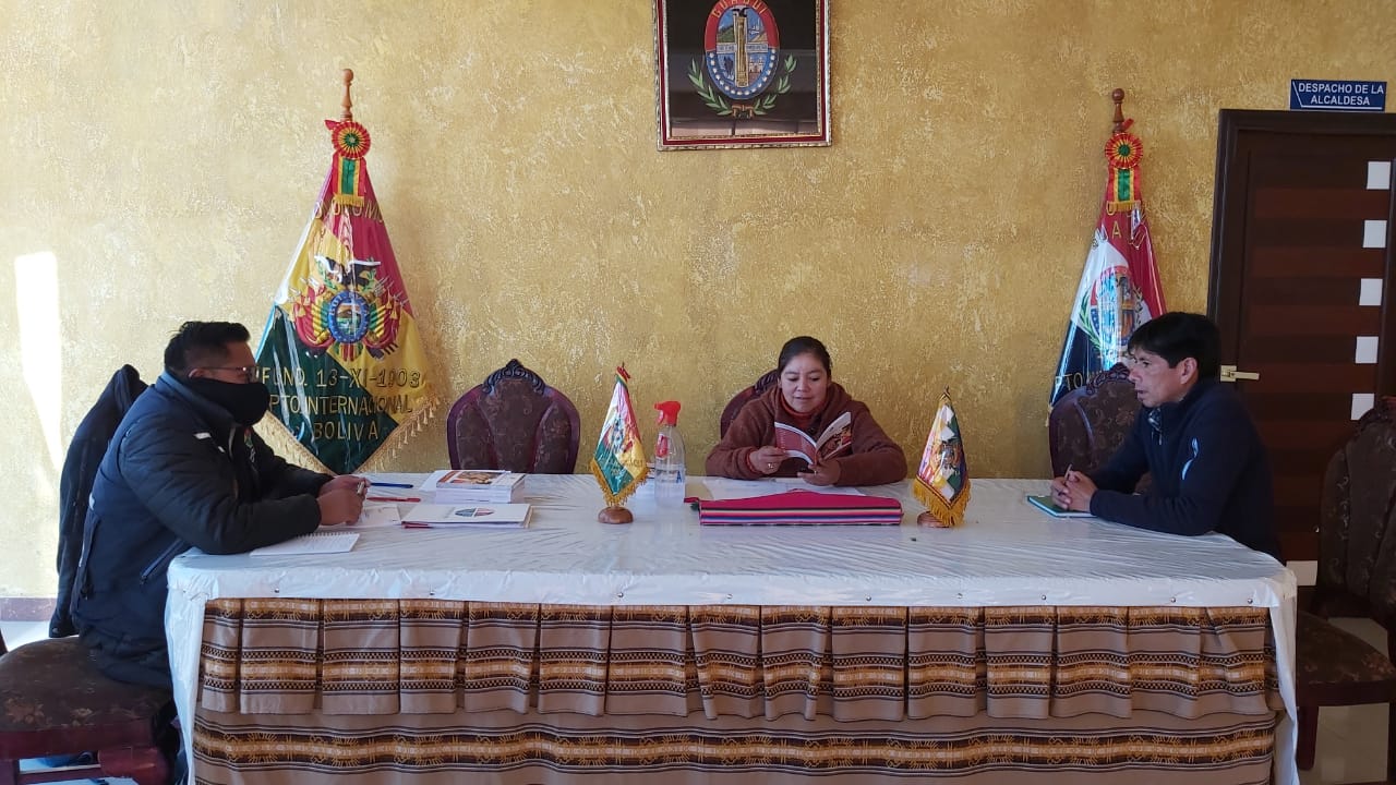 Defensoría del Pueblo presenta proyectos de leyes municipales y el Informe Defensorial sobre la situación de los Centros de Salud en el Municipio Guaqui