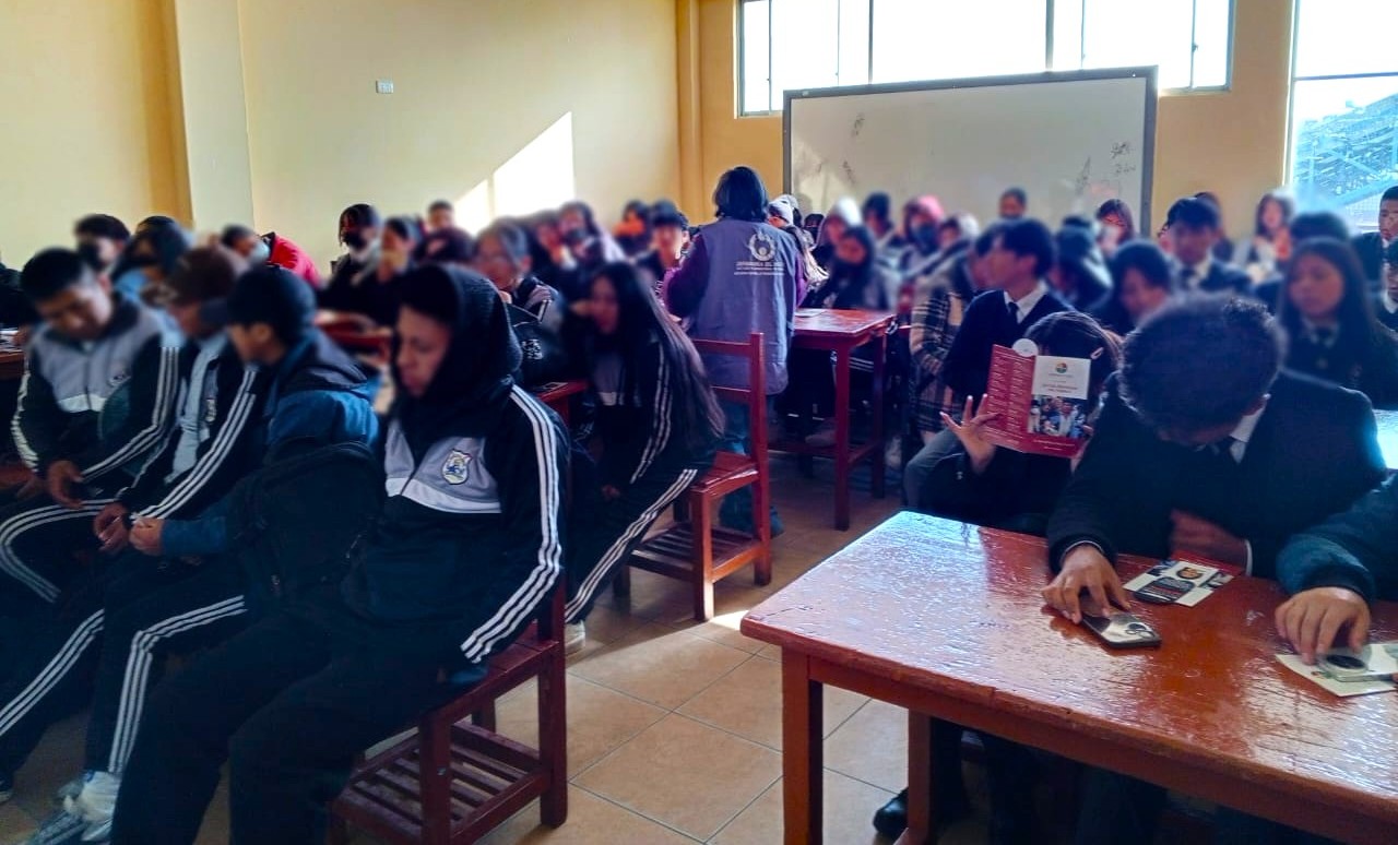 EL ALTO: MÁS DE 500 ESTUDIANTES DE LA U.E. MIGUEL ALMIRANTE GRAU B FORTALECEN SUS CONOCIMIENTOS EN DD.HH. Y EL ROL DE LA DEFENSORÍA DEL PUEBLO