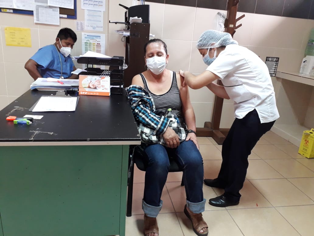 La Defensoría del Pueblo gestiona mejoras en las condiciones de vacunación en el hospital de Villa Tunari