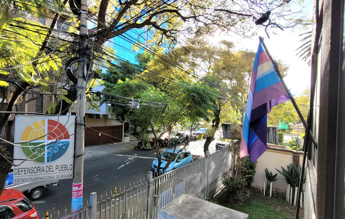 LA DEFENSORÍA DEL PUEBLO IZÓ LA BANDERA DE LA POBLACIÓN CON DIVERSA ORIENTACIÓN SEXUAL E IDENTIDAD DE GÉNERO