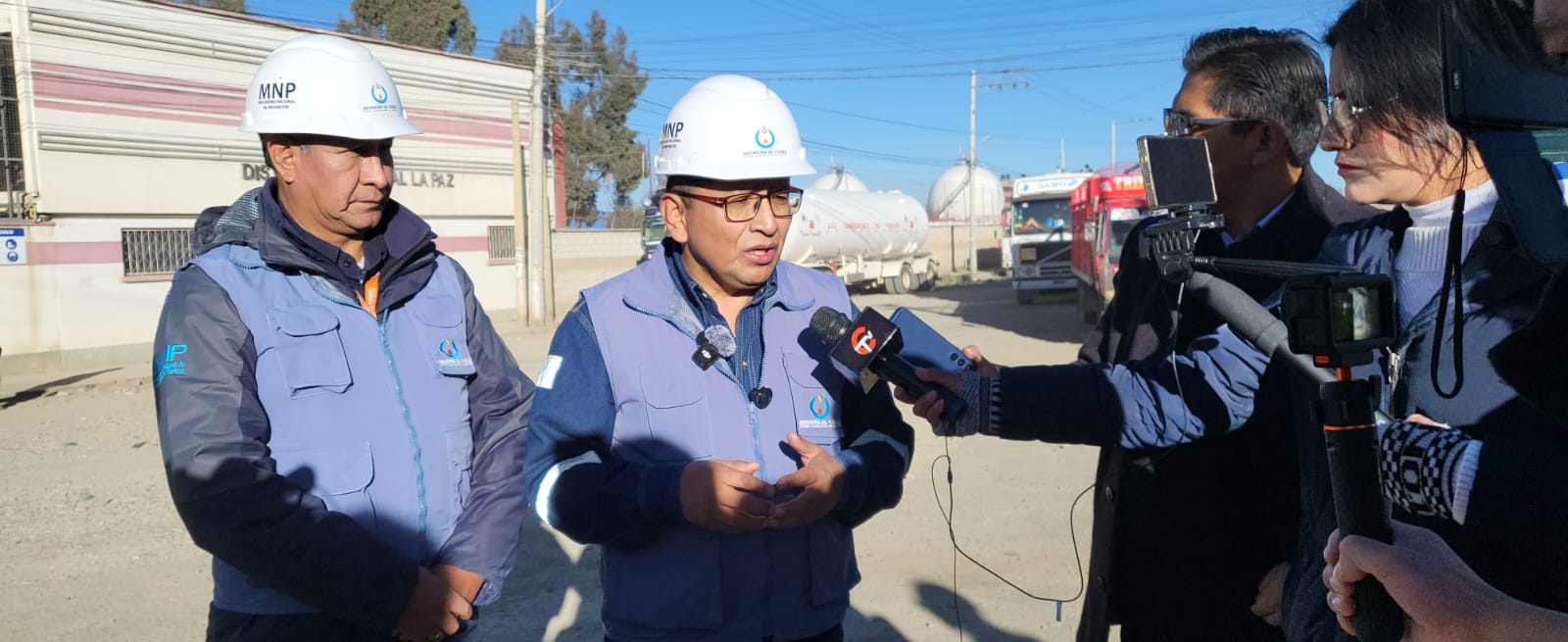 DEFENSOR DEL PUEBLO REALIZA VERIFICACIÓN EN LA PLANTA DE SENKATA Y EXIGE A LA ANH REFORZAR EL CONTROL EN LA DISTRIBUCIÓN DE GLP Y COMBUSTIBLES