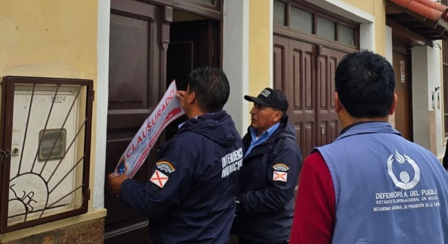 Rescatan a 11 adultos mayores y clausuran residencia geriátrica en Sucre tras detectar presunto maltrato