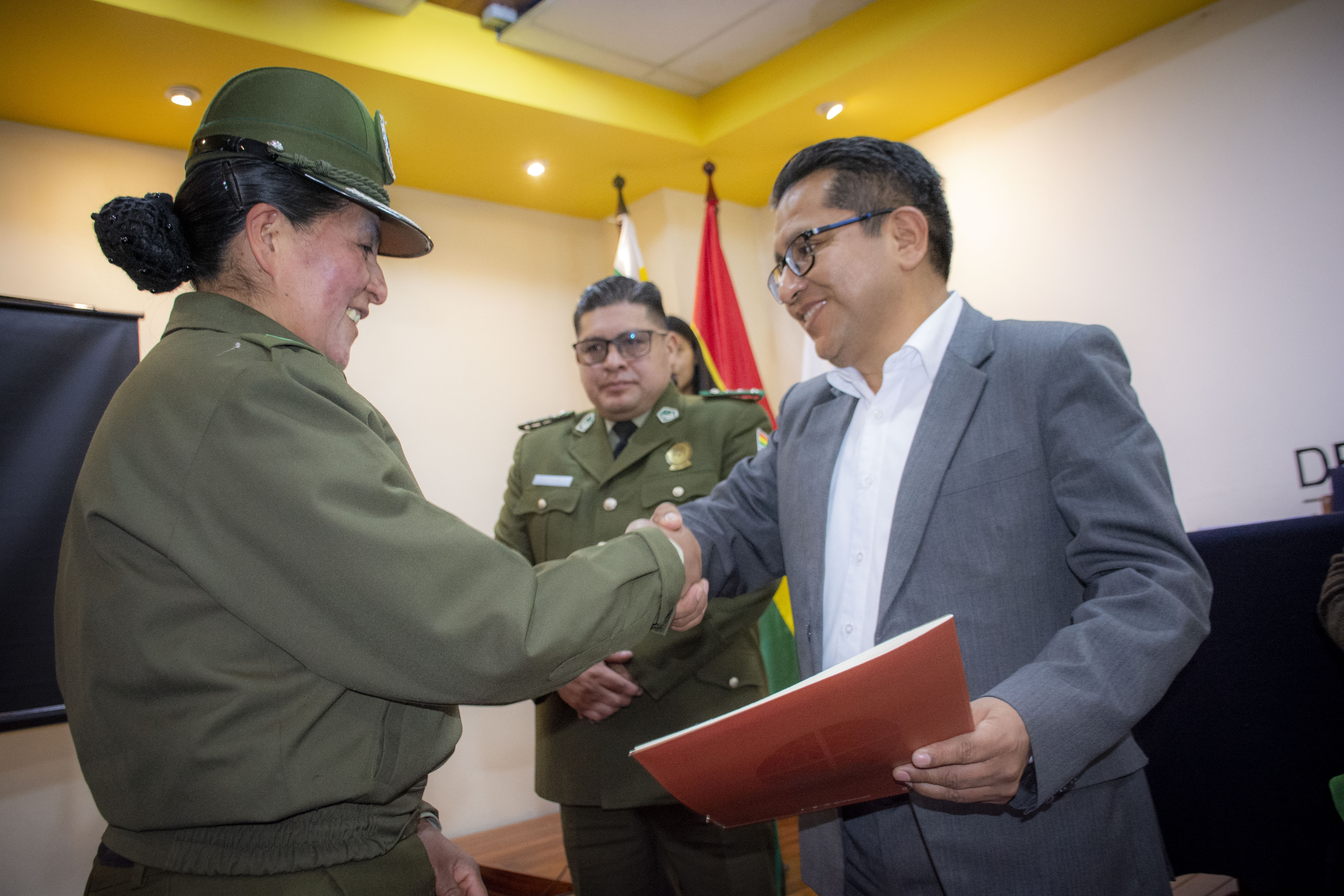 179 uniformados son capacitados en derechos humanos y auguran coordinación permanente entre la Defensoría del Pueblo y la Policía Boliviana