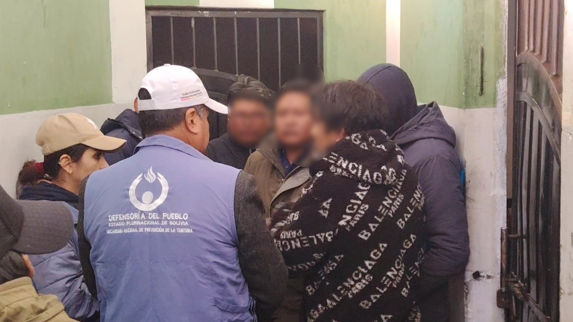 DEFENSORÍA DEL PUEBLO VERIFICA EL CUMPLIMIENTO DEL DEBIDO PROCESO Y EL DERECHO A LA DEFENSA DE PERSONAS APREHENDIDAS TRAS HECHOS DE CONFLICTIVIDAD EN EL ALTO