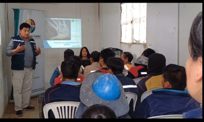 DELEGACIÓN DEFENSORIAL DE ORURO CAPACITA SOBRE VIOLENCIA A LA MUJER Y ROL DEFENSORIAL A TODO EL PERSONAL DE LA EMPRESA QUE EJECUTA LA CONSTRUCCIÓN DEL HOSPITAL DE SEGUNDO NIVEL DE CARACOLLO