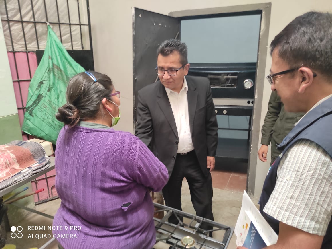 DEFENSOR DEL PUEBLO ENTREGA ENSERES DOMESTICOS DONADOS POR UN EMPRESARIO ORUREÑO A MADRES DEL CENTRO PENITENCIARIO LA MERCED