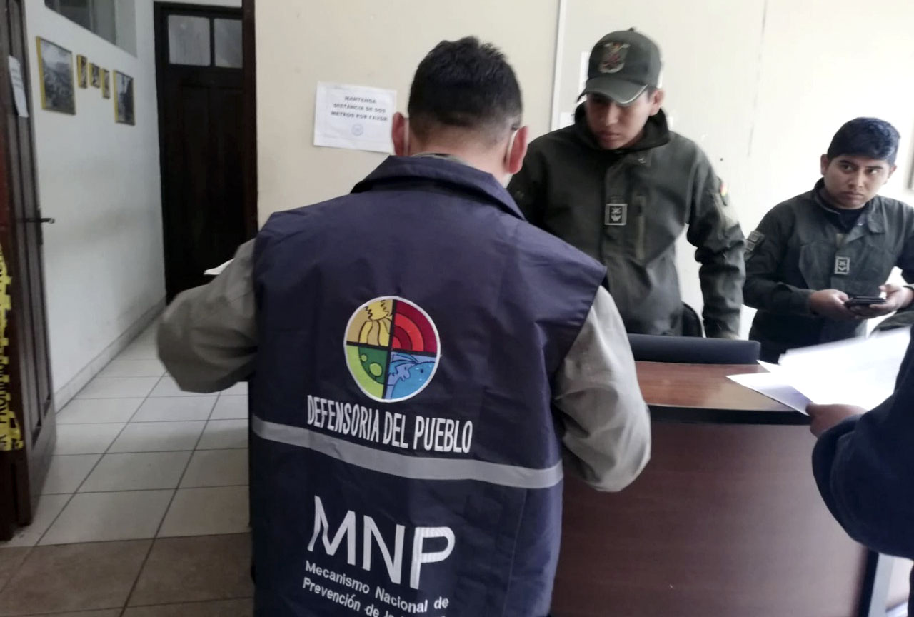 La Defensoría del Pueblo verifica que 4 personas arrestadas tras el enfrentamiento cerca de la Universidad Juan Misael Saracho en Tarija fueron liberadas