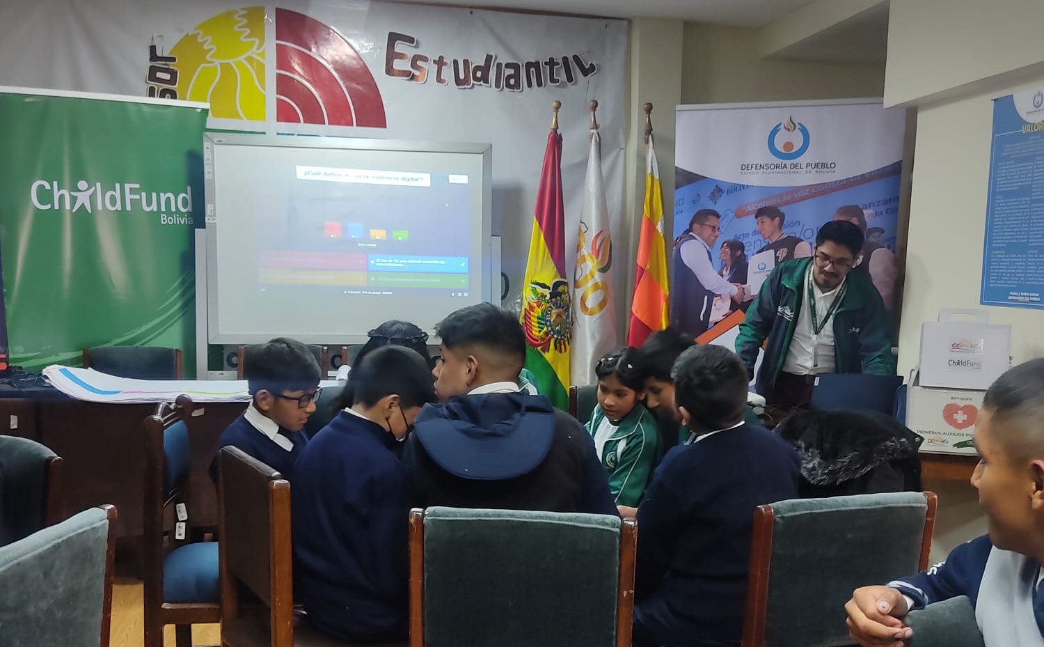 DEFENSORAS Y DEFENSORES ESTUDIANTILES FORTALECEN SUS CAPACIDADES PARA IDENTIFICAR Y PREVENIR SITUACIONES DE RIESGO EN EL ENTORNO DIGITAL