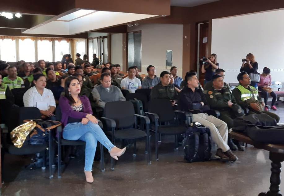 DEFENSORÍA DEL PUEBLO CAPACITA A POLICÍAS EN COCHABAMBA EN TEMAS DE PREVENCIÓN DE TRATA Y TRÁFICO DE PERSONAS