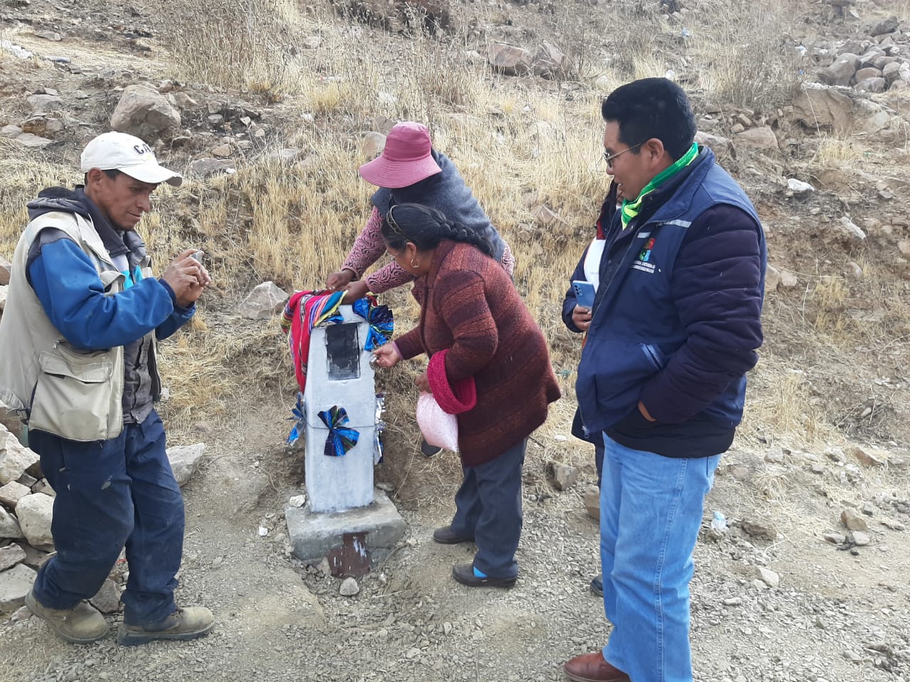 DEFENSORÍA DEL PUEBLO, GESTIONA INSTALACIÓN DE PILETAS DE AGUA PARA ZONAS PERIFÉRICAS EN LLALLAGUA