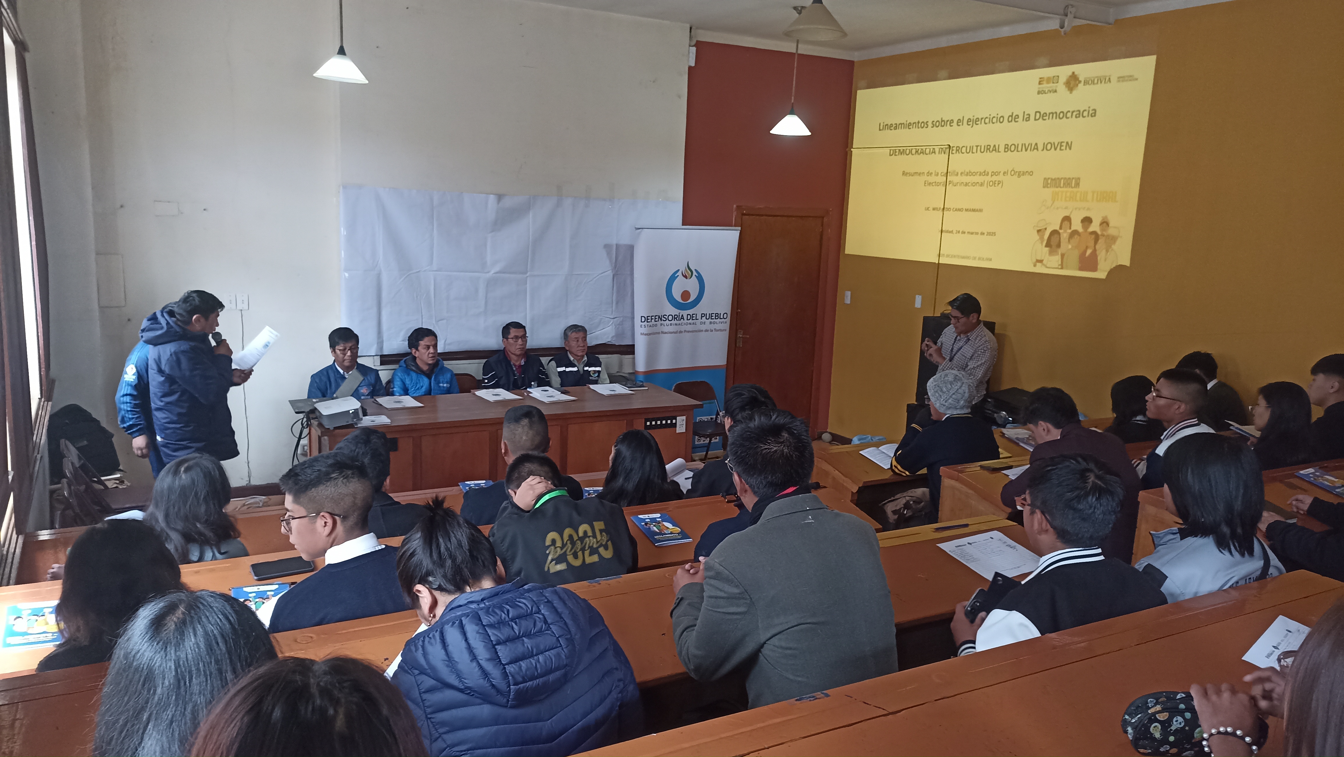 DEFENSORÍA DEL PUEBLO Y AUTORIDADES EDUCATIVAS SOCIALIZAN REGLAMENTO DEL DEFENSOR ESTUDIANTIL CON REPRESENTANTES DE GOBIERNOS ESTUDIANTILES DE LA PAZ RUMBO A LAS ELECCIONES DEL 4 DE ABRIL
