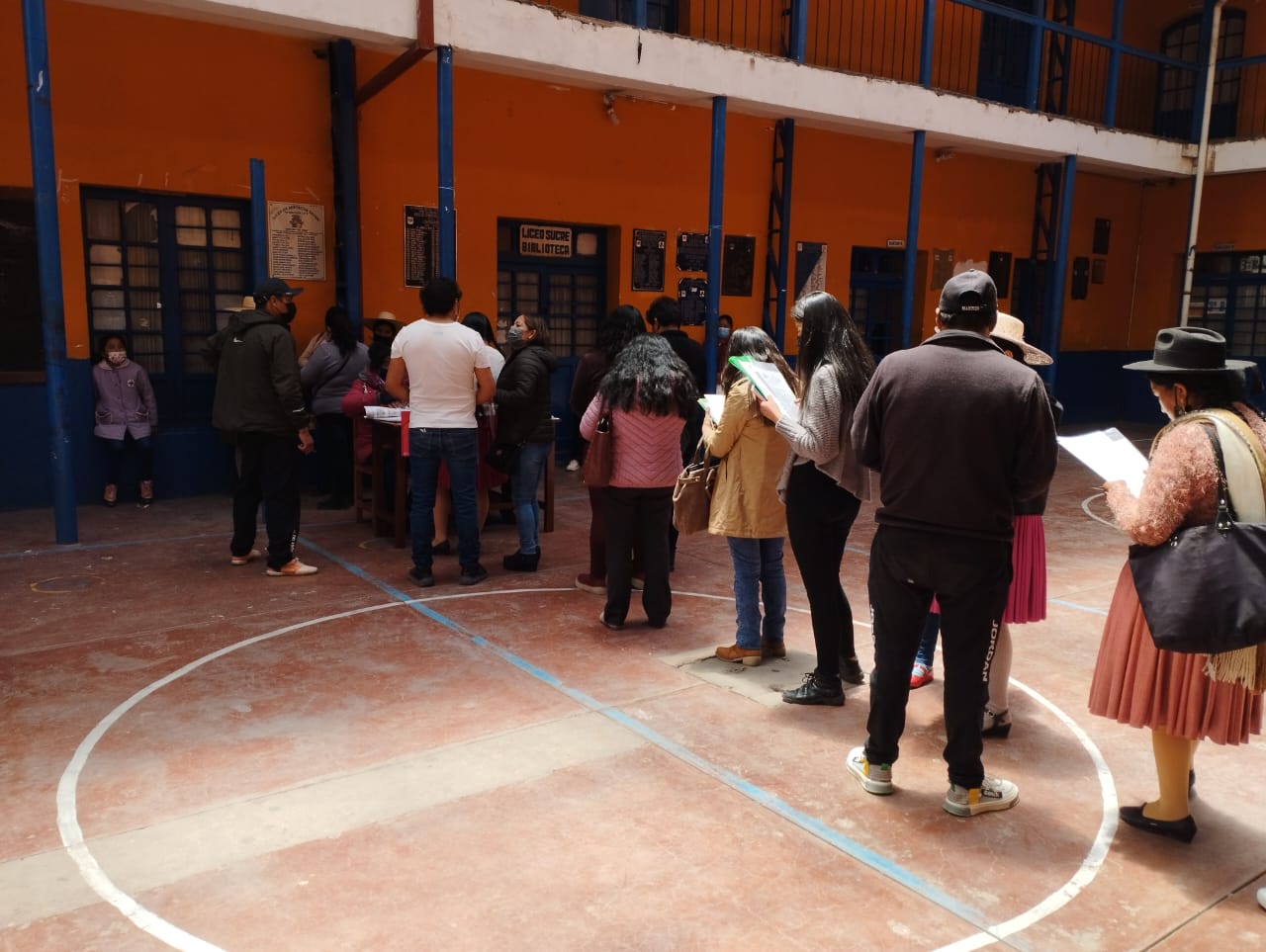 DEFENSORÍA DEL PUEBLO REALIZA VERIFICATIVOS A UNIDADES EDUCATIVAS DE ALTA DEMANDA POR INICIO DE INSCRIPCIONES.