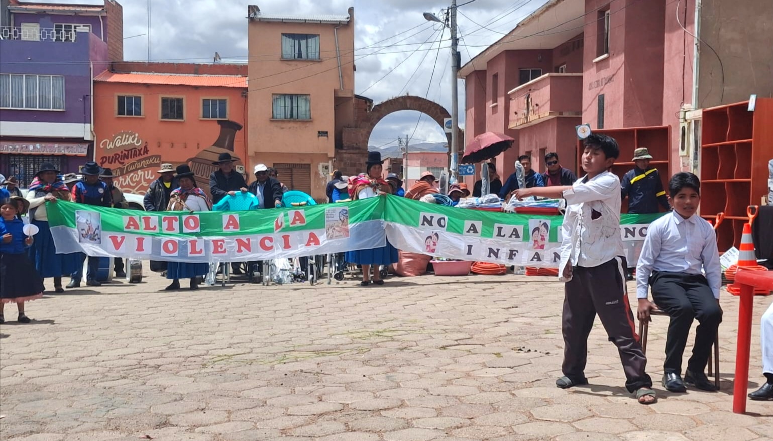 TIAHUANACU: DEFENSORÍA DEL PUEBLO PROMUEVE JORNADA DE SENSIBILIZACIÓN PARA LA PREVENCIÓN Y ELIMINACIÓN DE LA VIOLENCIA CONTRA LA MUJER