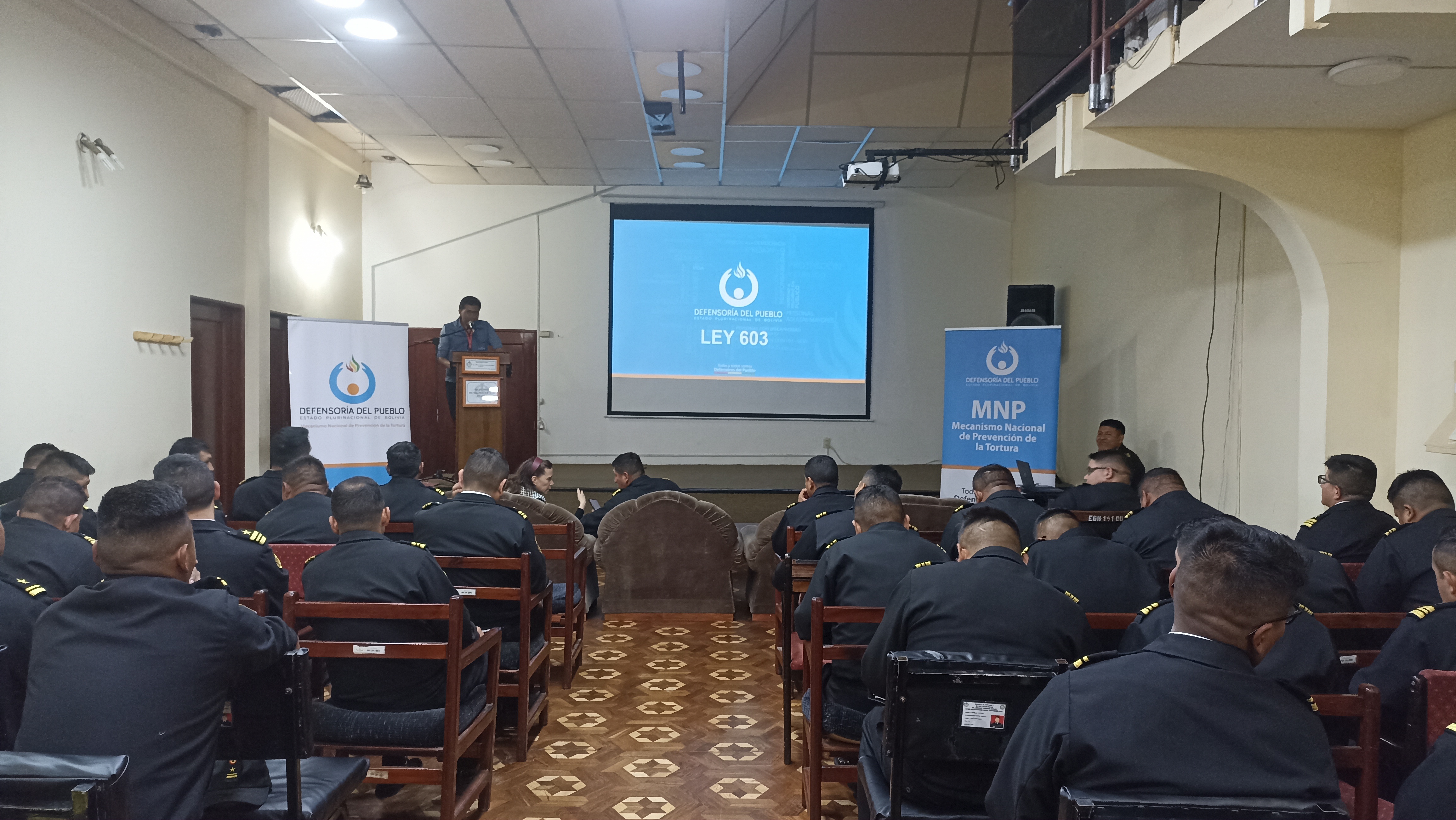 DEFENSORÍA DEL PUEBLO CAPACITA A OFICIALES DE LA ARMADA BOLIVIANA EN NORMATIVA FAMILIAR Y EN PREVENCIÓN DEL RACISMO Y LA TORTURA