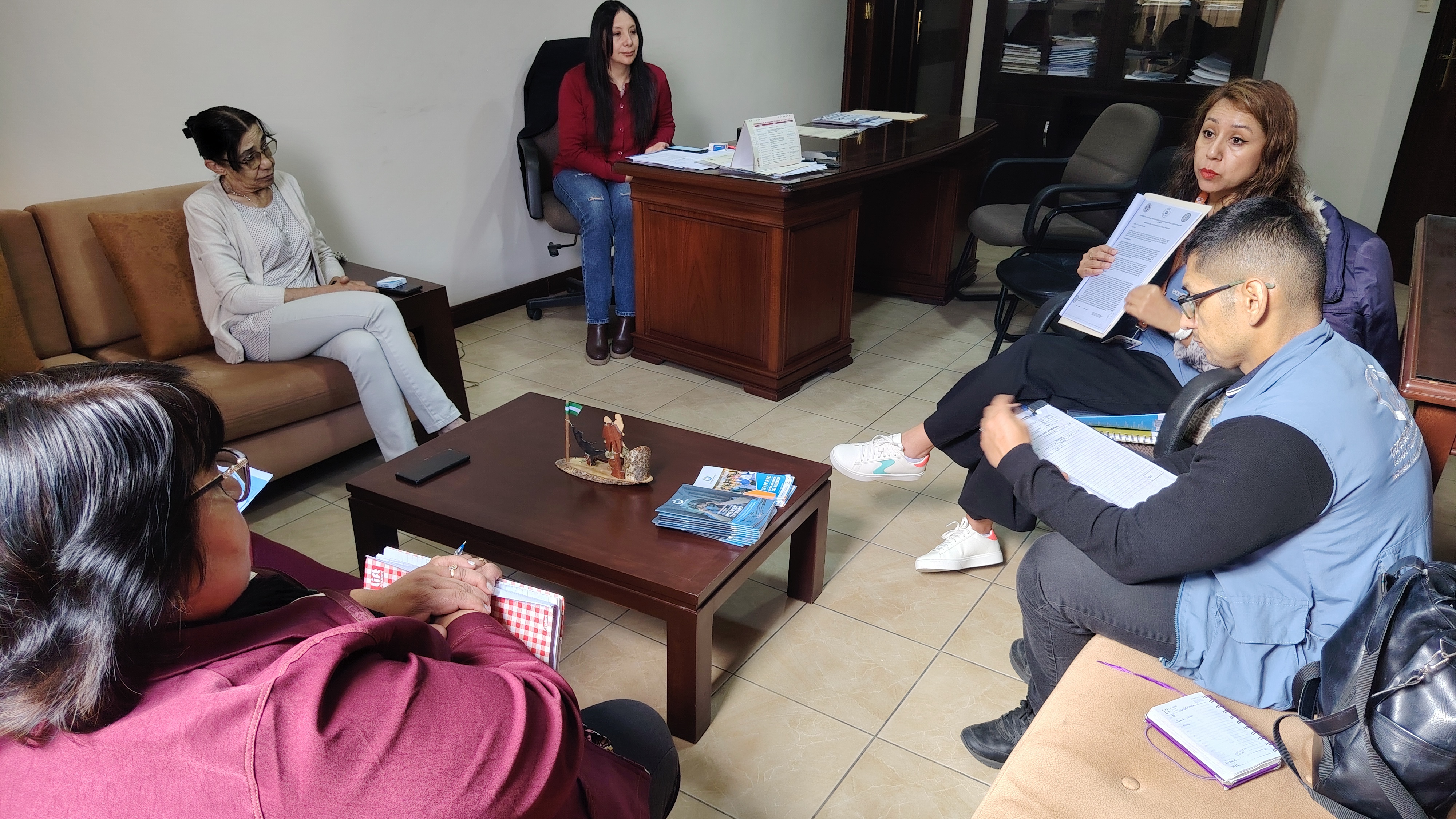 Defensoría del Pueblo impulsa medidas para proteger derechos humanos de internos y médicos residentes en Tarija