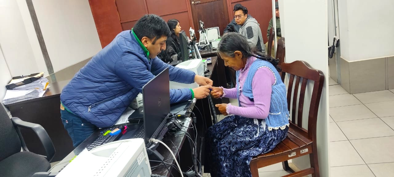 PERSONA CON DISCAPACIDAD AUDITIVA DE 55 AÑOS, RESTITUYE SU DEREHO A LA IDENTIDAD Y OBTIENE SU PRIMERA CÉDULA DE IDENTIDAD POR GESTIÓN DE LA DEFENSORÍA DEL PUEBLO