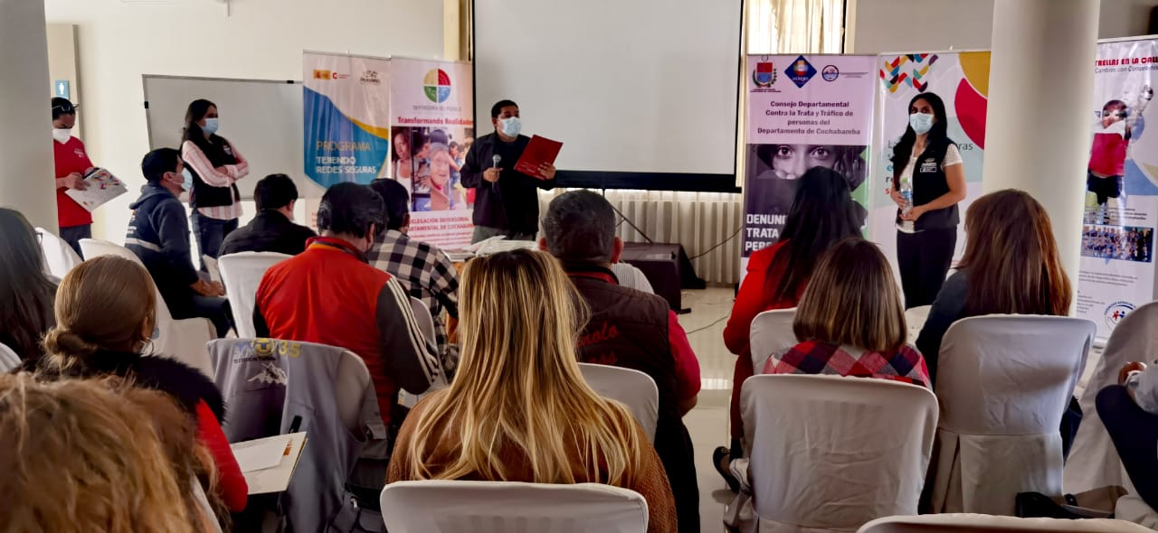 DEFENSORÍA DEL PUEBLO JUNTO AL CONSEJO DEPARTAMENTAL CONTRA LA TRATA Y TRÁFICO DE COCHABAMBA Y EL PROGRAMA TEJIENDO REDES SEGURAS CAPACITARON A PERIODISTAS EN TEMAS DE TRATA Y TRÁFICO DE PERSONAS CON ENFOQUE DE DERECHOS Y DE GÉNERO