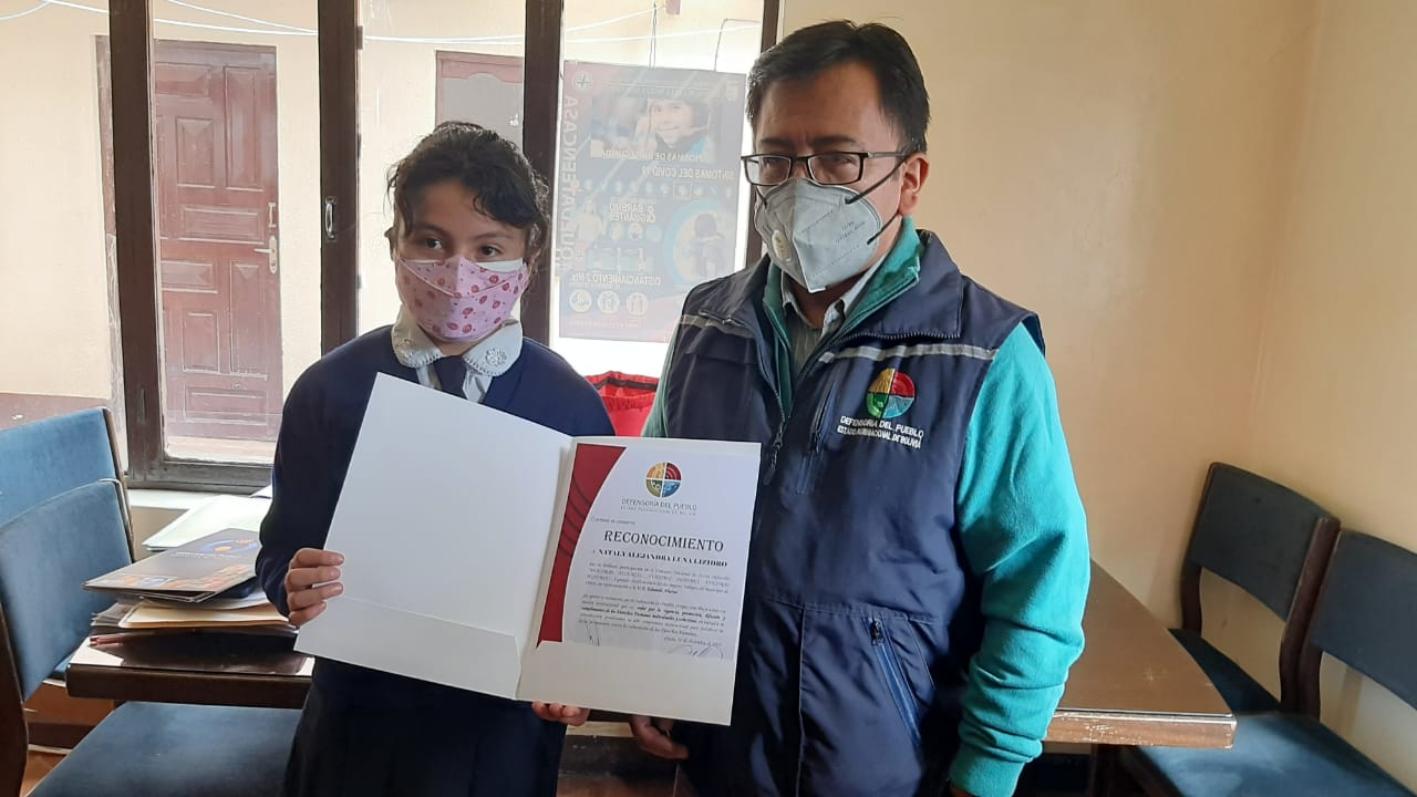 DEFENSORÍA DEL PUEBLO EN ORURO ENTREGA PREMIOS A ESTUDIANTES GANADORAS DEL CONCURSO NACIONAL “NUESTROS DERECHOS, NUESTROS DEBERES, VUESTRAS HISTORIAS”