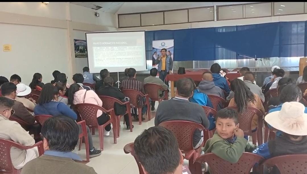 DELEGACIÓN DEFENSORIAL DE ORURO, CAPACITA A DIRECTORES DE UNIDADES EDUCATIVAS, PADRES DE FAMILIA SOBRE LOS DEFENSORES ESTUDIANTILES EN CHALLAPATA