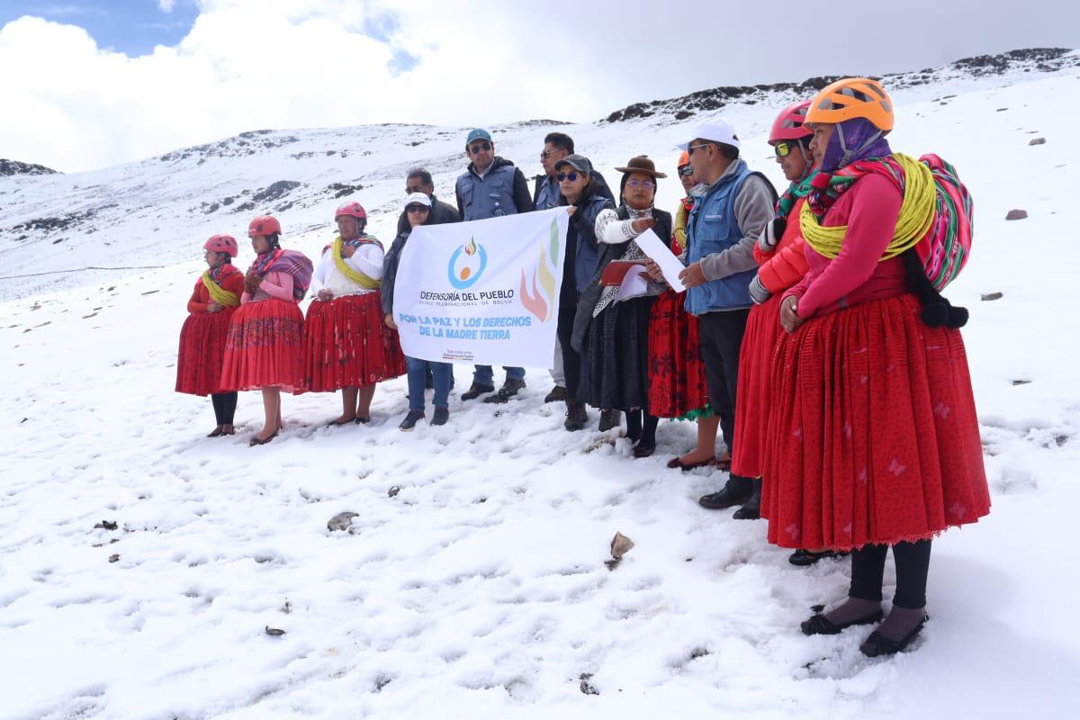 DEFENSOR DEL PUEBLO NOMBRA A CHOLITAS ESCALADORAS COMO EMBAJADORAS DEL CUIDADO DEL MEDIOAMBIENTE Y LOS GLACIARES